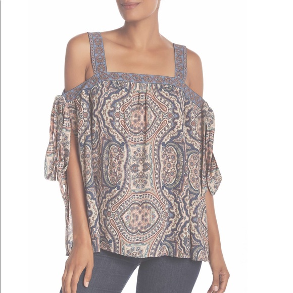 BCBGMaxAzria Tops - NWOT Bcbgmaxazria Printed Cold Shoulder Top💙
